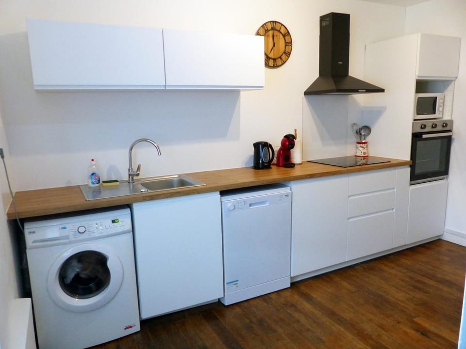 Coffee/tea facilities, dishwasher, microwave, stove, washing machine, kitchen
