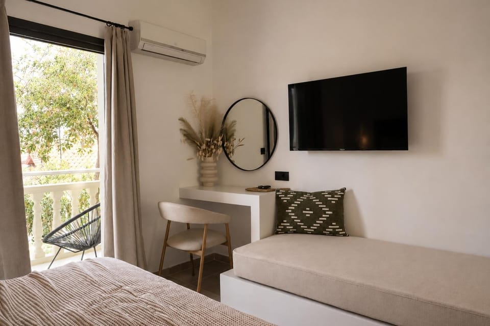 Bed, TV and multimedia, Photo of the whole room, Bedroom, air conditioner