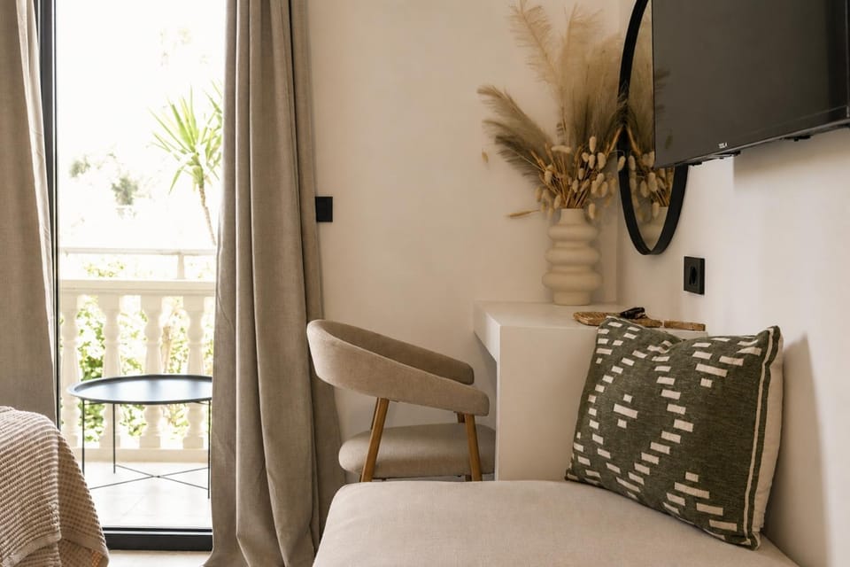 TV and multimedia, Photo of the whole room, Seating area, Bedroom