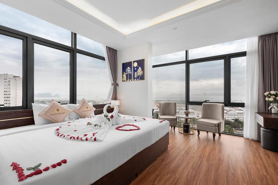 Photo of the whole room, City view, Street view