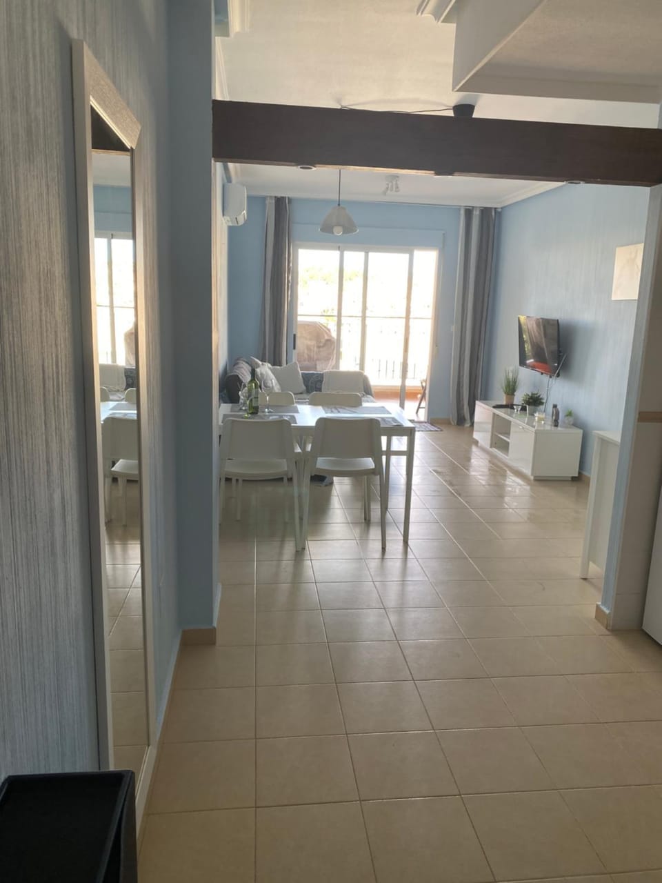 Bed, TV and multimedia, Living room, Seating area