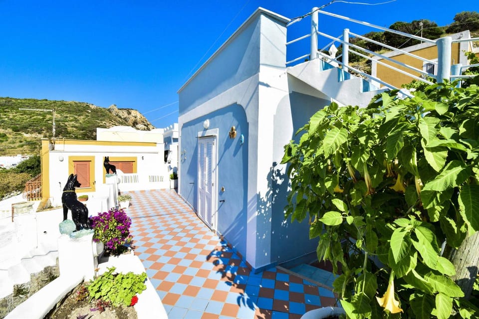 Property building, Patio, Facade/entrance, Balcony/Terrace