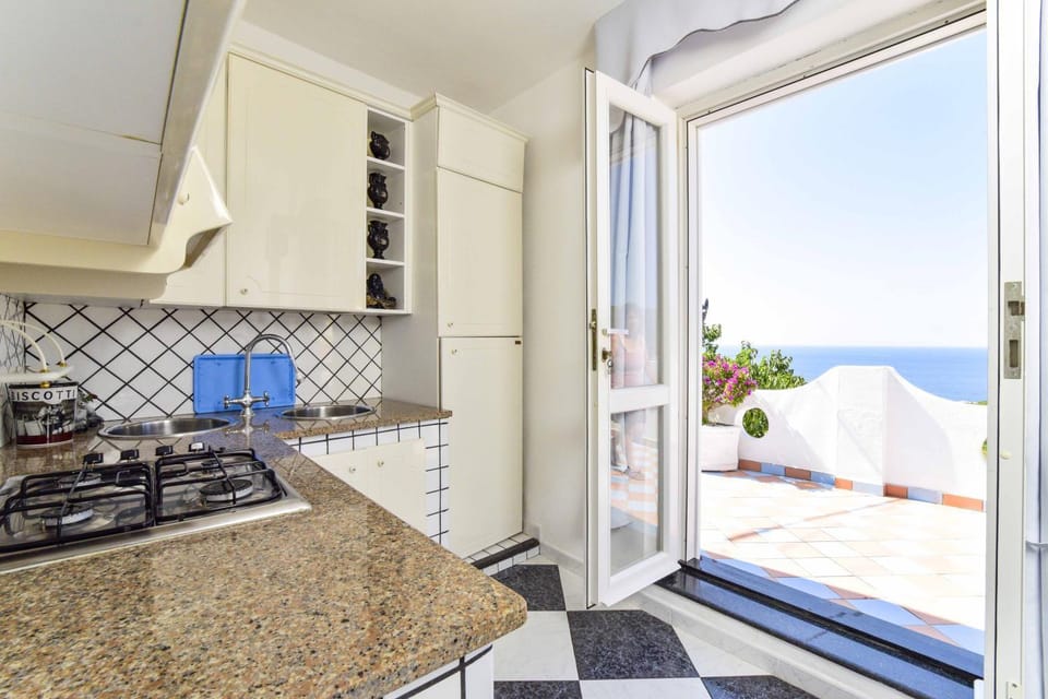 Patio, Balcony/Terrace, Kitchen or kitchenette, Living room, Dining area, Sea view