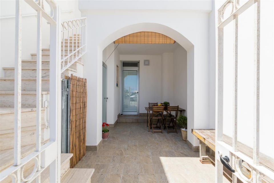 Property building, Patio, Facade/entrance