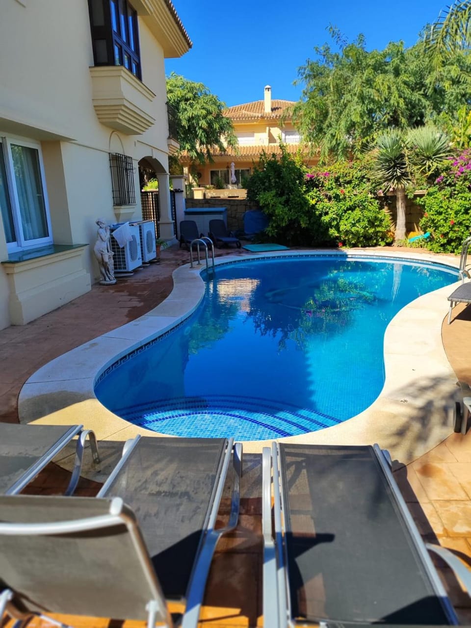 VILLA RIVIERA CON PISCINA PRIVADA JUNTO AL CAMPO DE GOLF Villa in Sitio de Calahonda