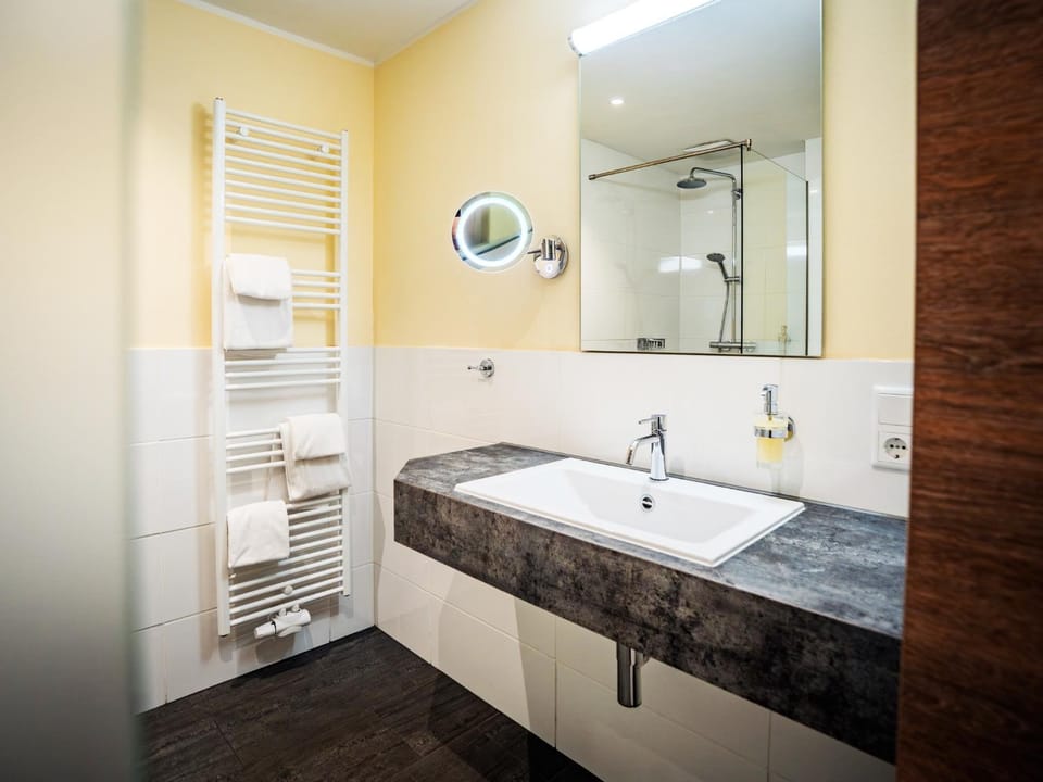 Shower, Bathroom, towels
