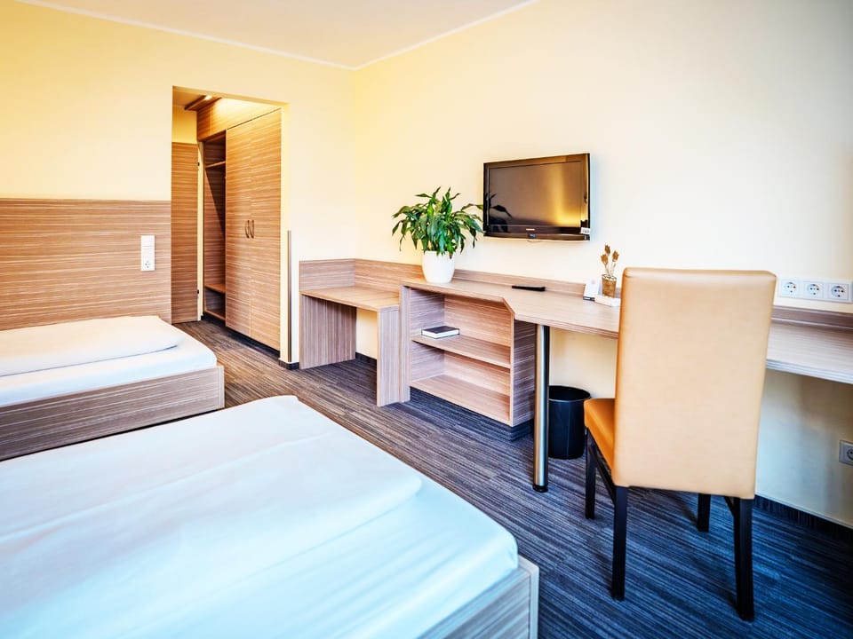 Bed, TV and multimedia, Photo of the whole room, wardrobe