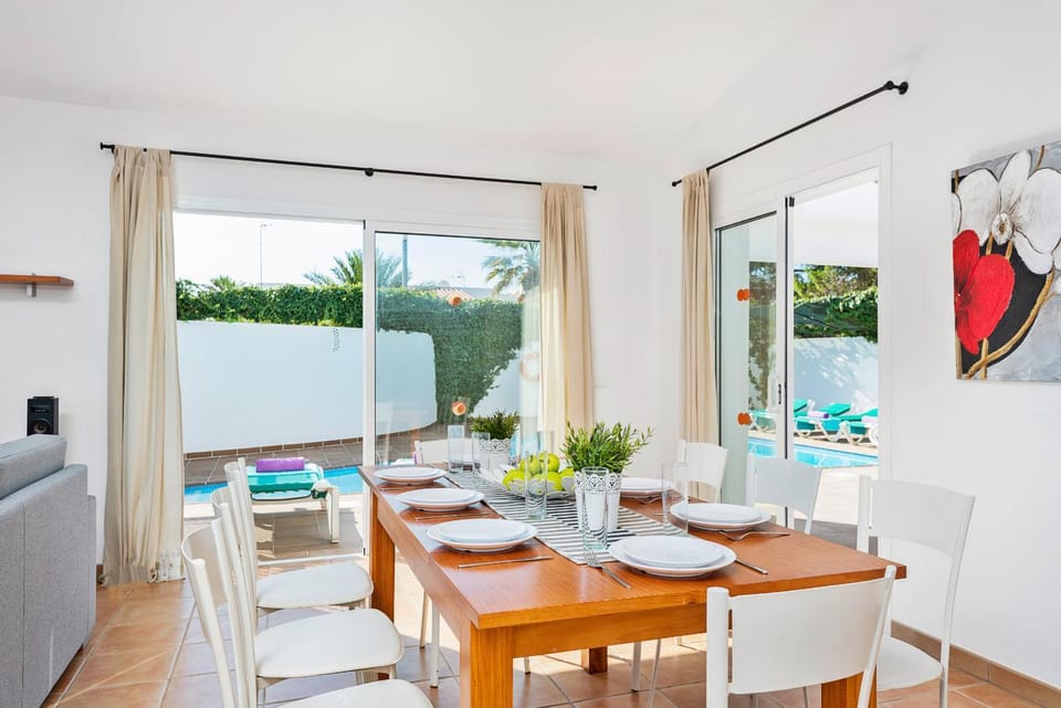 Dining area, Pool view