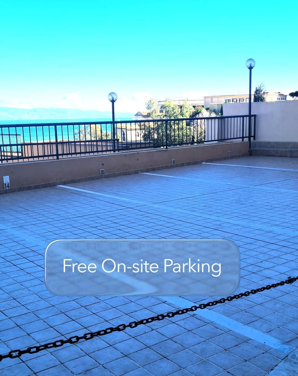 Property building, Nearby landmark, Balcony/Terrace, Parking