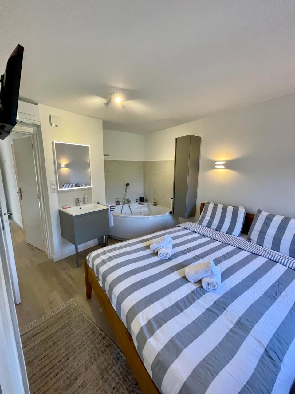 Bed, Bathroom, Photo of the whole room, Bedroom, Bath, wardrobe
