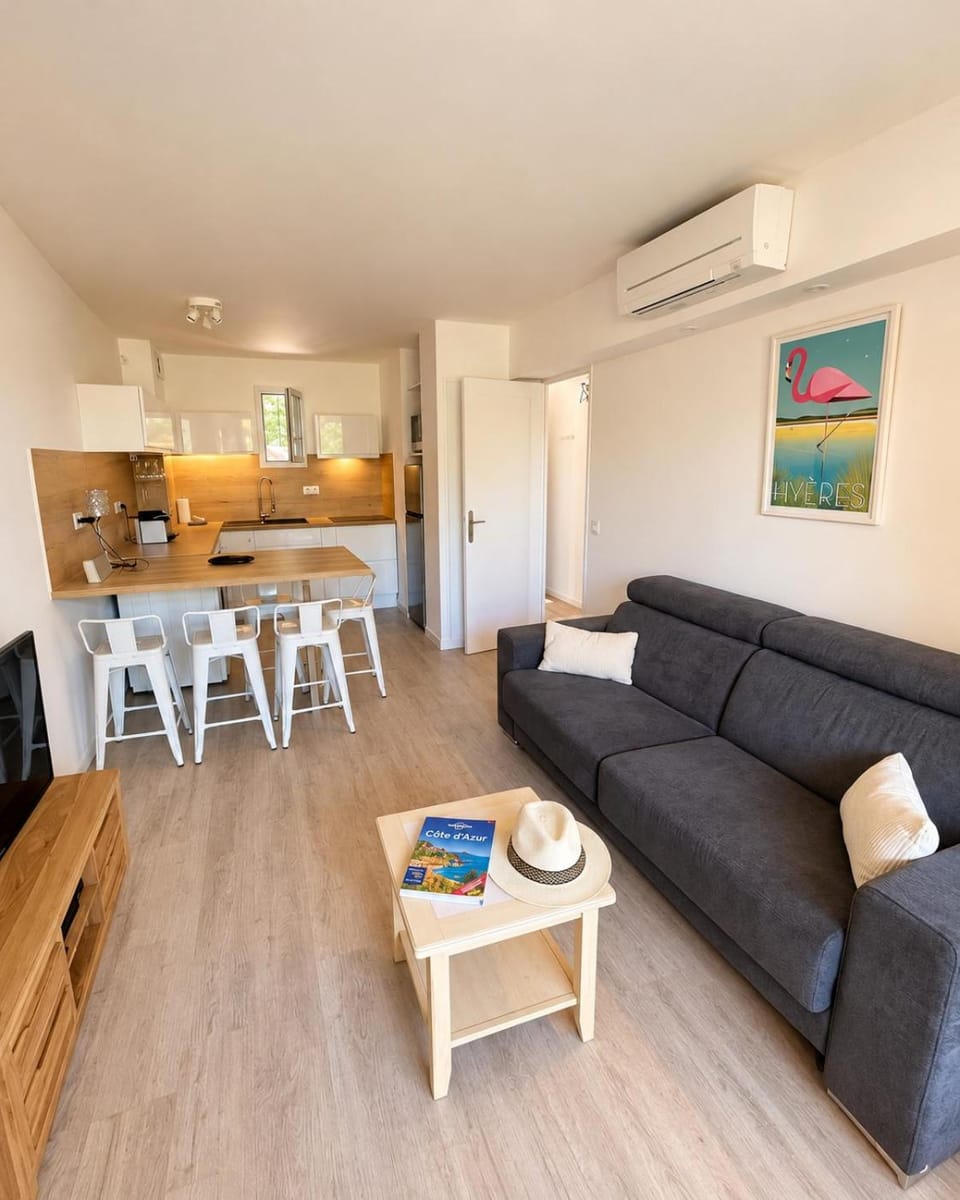 BADINE BEACH 5 personnes vue Pinéde et piscine climatisation linge et ménage inclus Apartment in Hyères