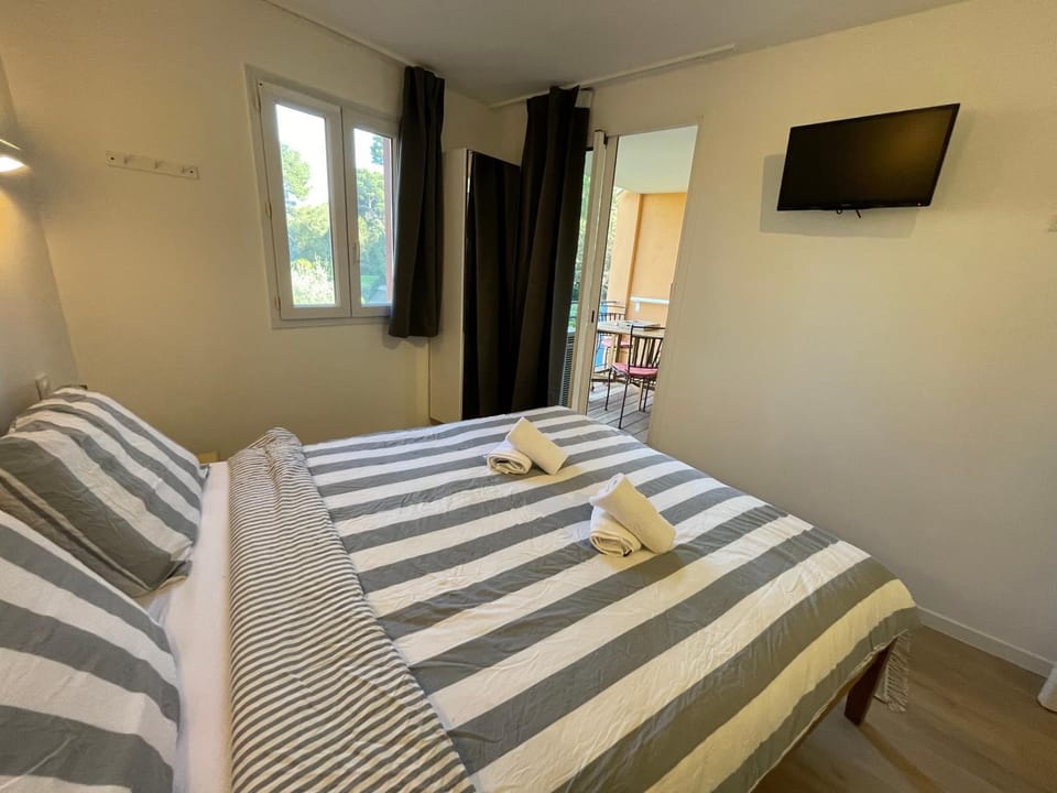 Bed, TV and multimedia, Bedroom