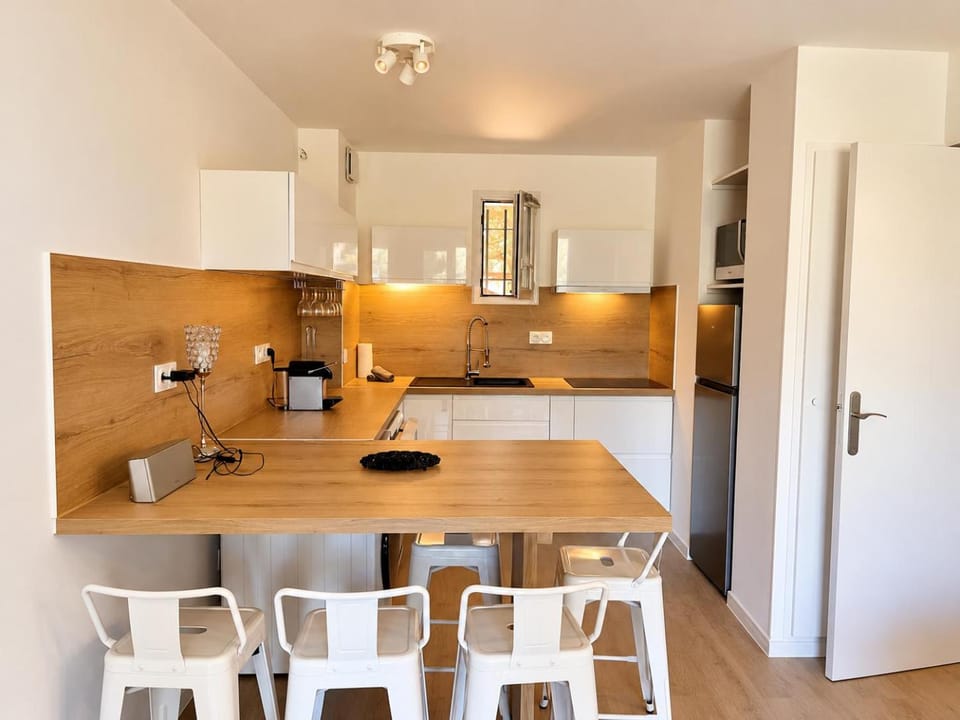 BADINE BEACH 5 personnes vue Pinéde et piscine climatisation linge et ménage inclus Apartment in Hyères