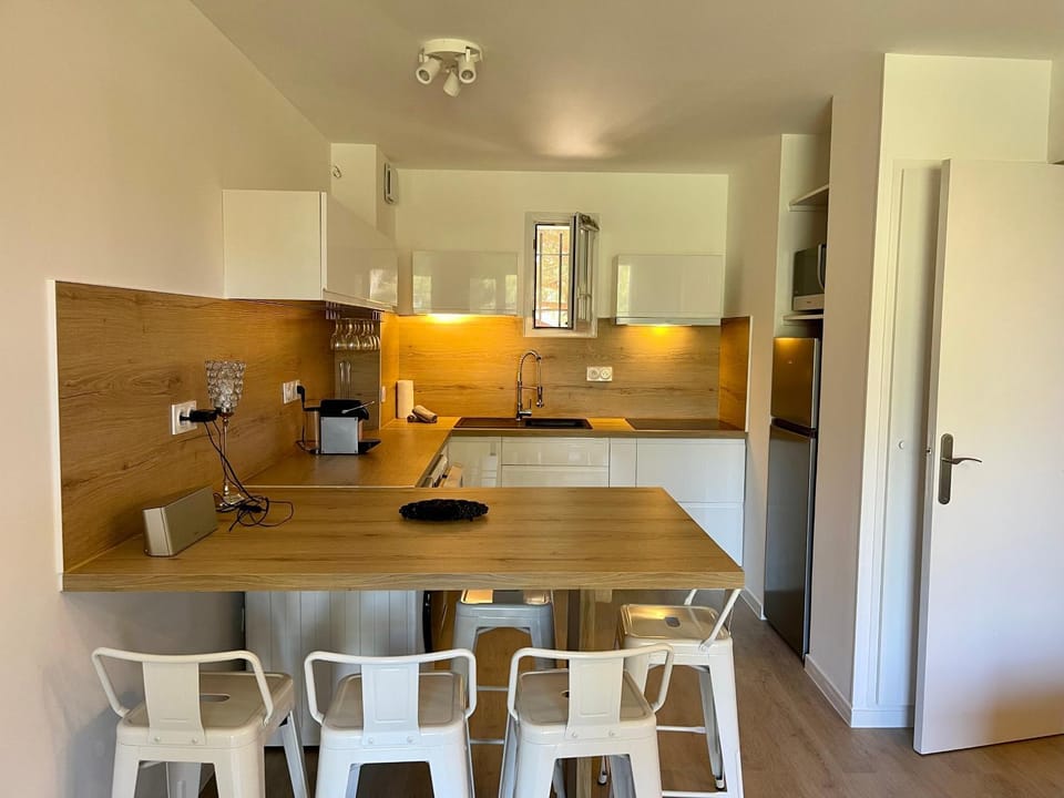 Coffee/tea facilities, Kitchen or kitchenette, dishwasher, stove, toaster, washing machine, kitchen