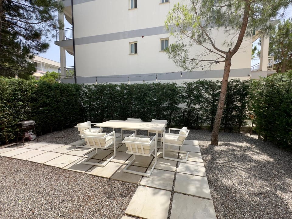 Patio, Garden, Seating area, Dining area, Garden view