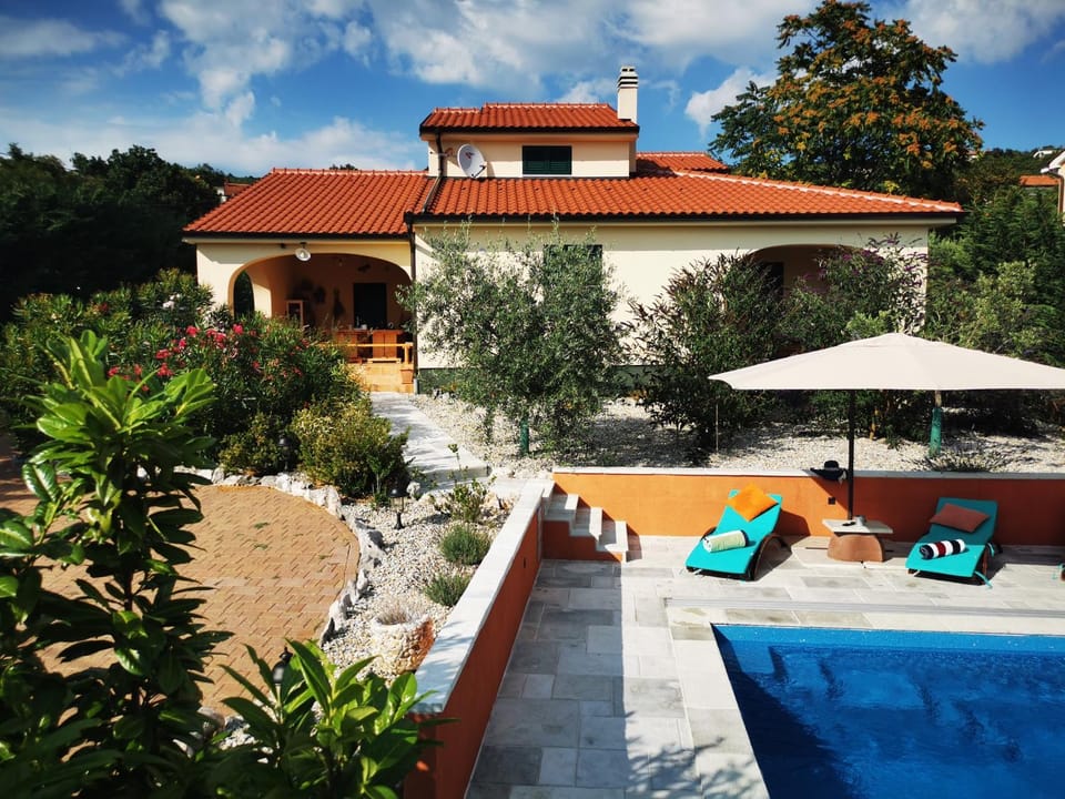 Property building, Garden, Garden view, Swimming pool, sunbed