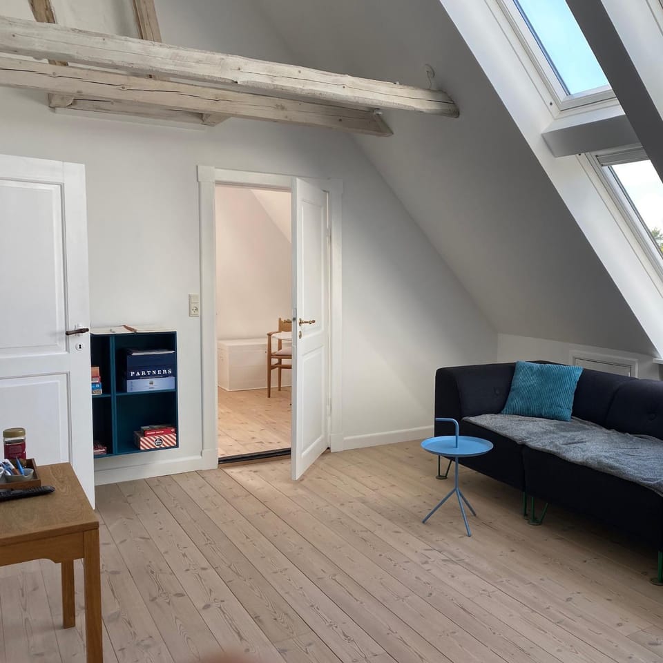 Game Room, Living room, Seating area, Evening entertainment