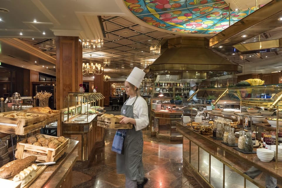 Restaurant/places to eat, People, Food and drinks, Food, Buffet breakfast