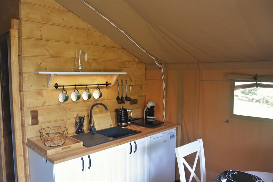 Coffee/tea facilities, Kitchen or kitchenette, Dining area