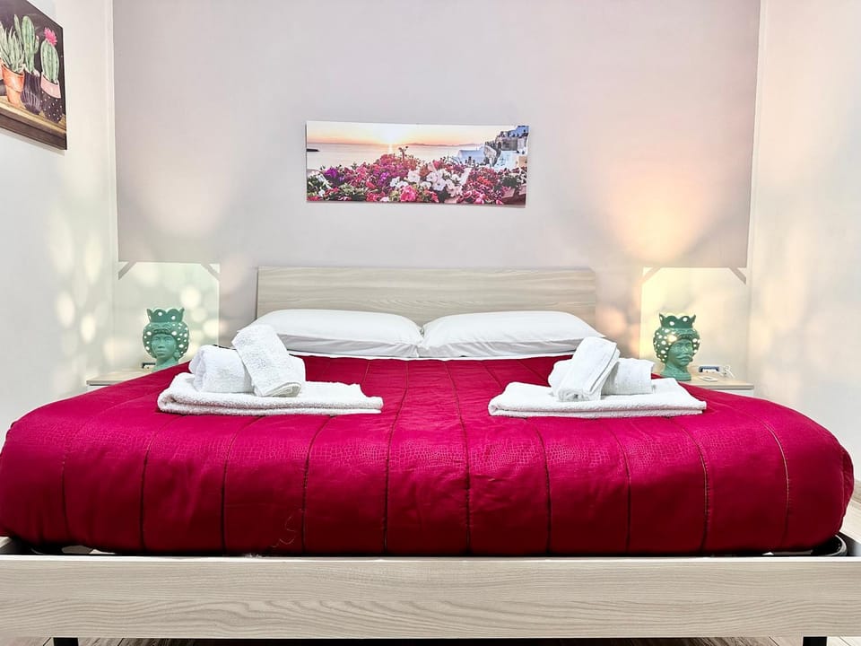 Bed, Photo of the whole room, Bedroom, towels