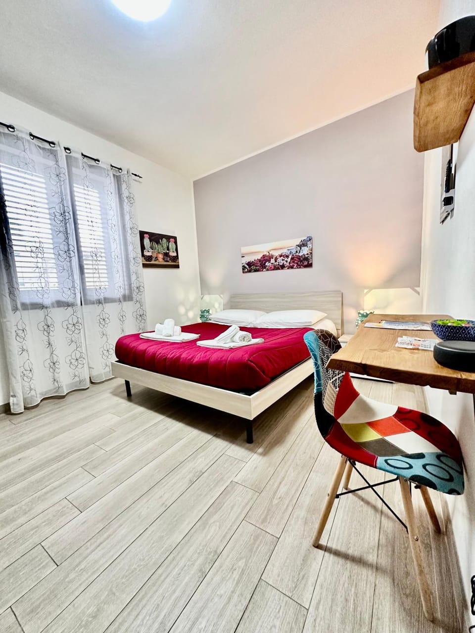 Bed, Photo of the whole room, Seating area, Bedroom