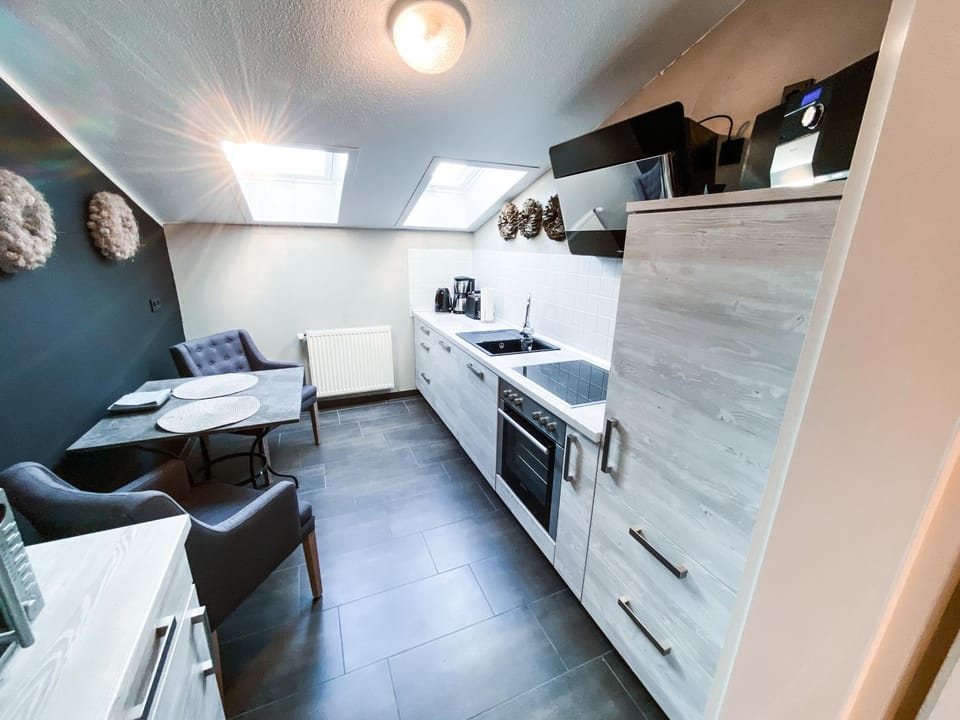 Kitchen or kitchenette, Dining area