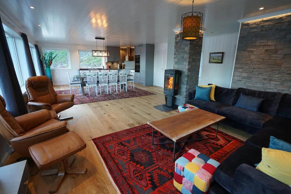 Living room, Seating area, Dining area, fireplace