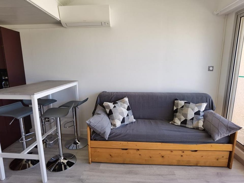 Appartement Climatisé 2 Pièces avec Terrasse et Parking - Classé 2 Étoiles - FR-1-326-690 Apartment in Marseillan