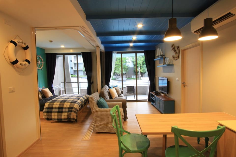 Bed, Living room, Seating area, Dining area, Bedroom
