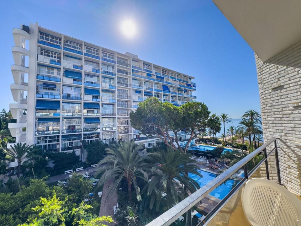 Property building, Balcony/Terrace, Swimming pool