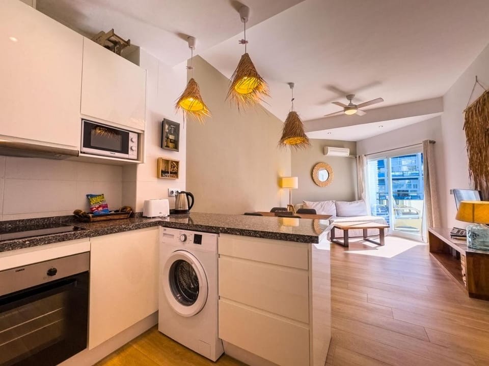 Kitchen or kitchenette, oven, washing machine