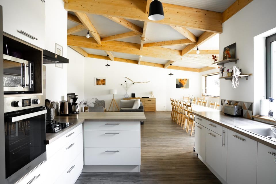 Coffee/tea facilities, Kitchen or kitchenette, Dining area, dishwasher, oven, stove, toaster