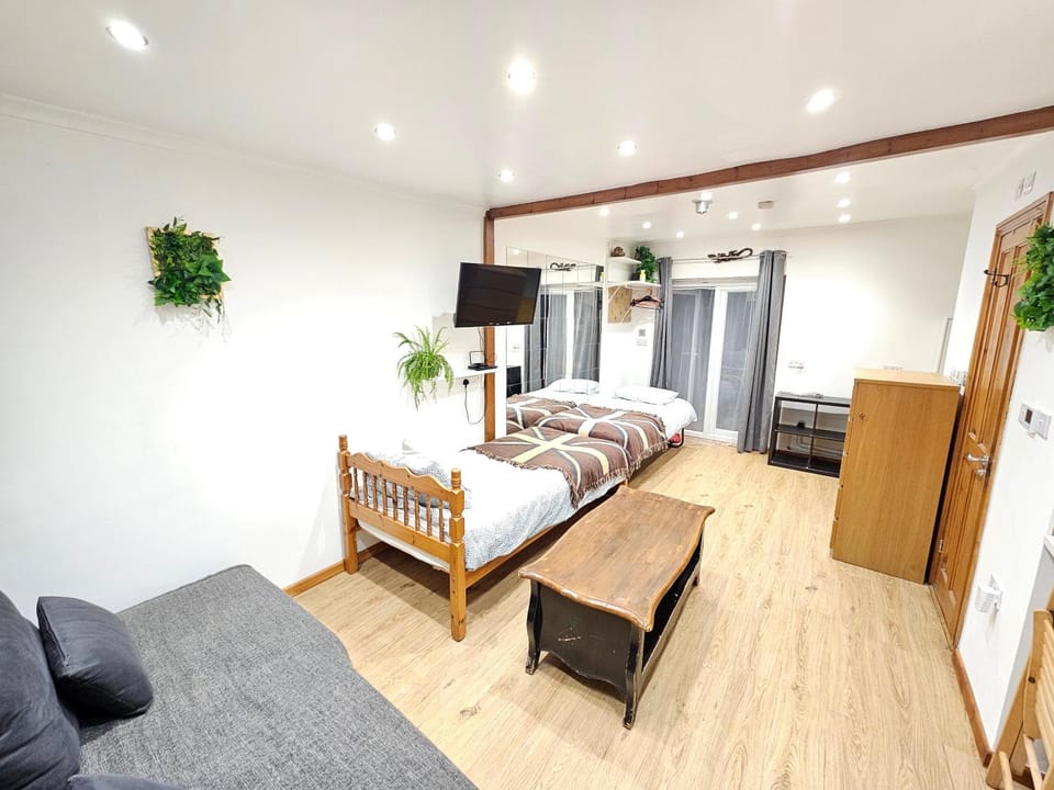 Studio apartment, TV, WiFi Kitchen Parking, Wembley Elizabeth Line Apartment in Southall