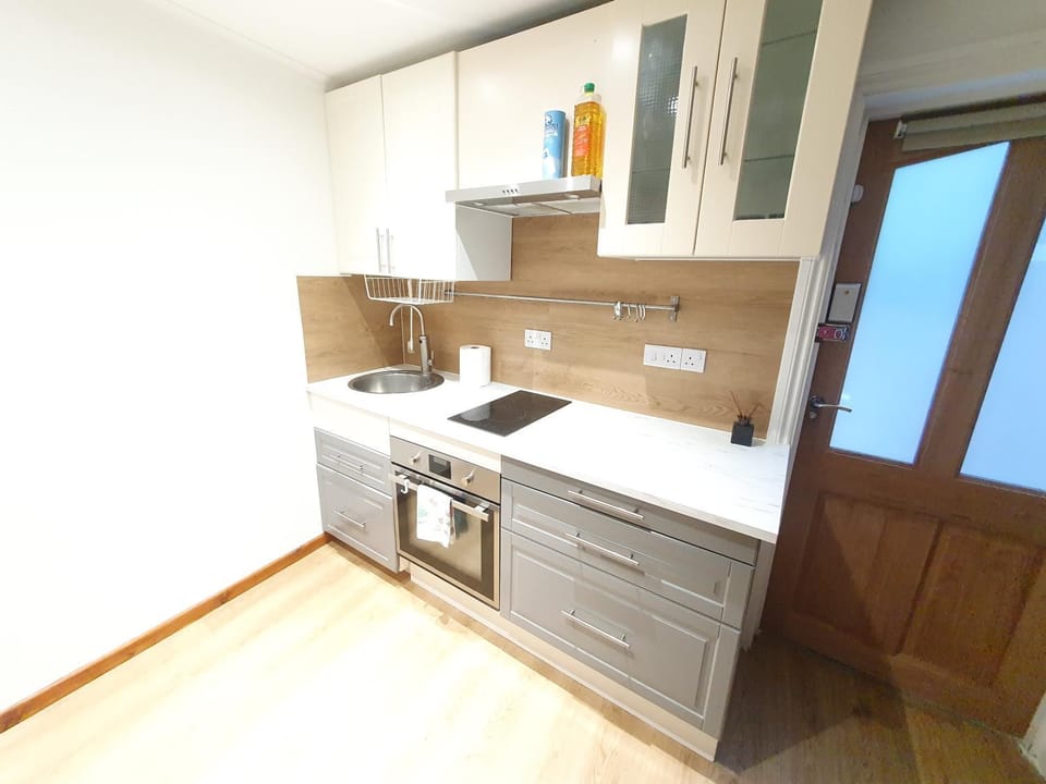 Studio apartment, TV, WiFi Kitchen Parking, Wembley Elizabeth Line Apartment in Southall