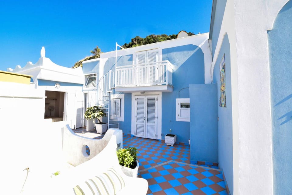 Property building, Patio, Facade/entrance, Balcony/Terrace