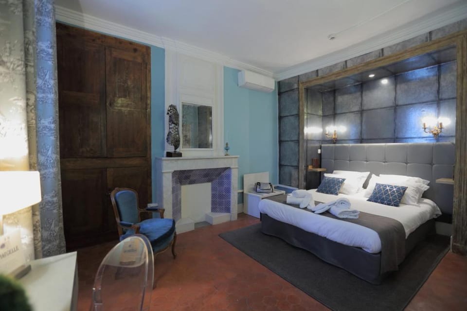 Bed, TV and multimedia, Photo of the whole room, Seating area, Bedroom, wardrobe, air conditioner