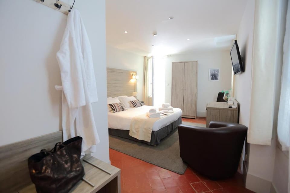 Bed, TV and multimedia, Bedroom, towels