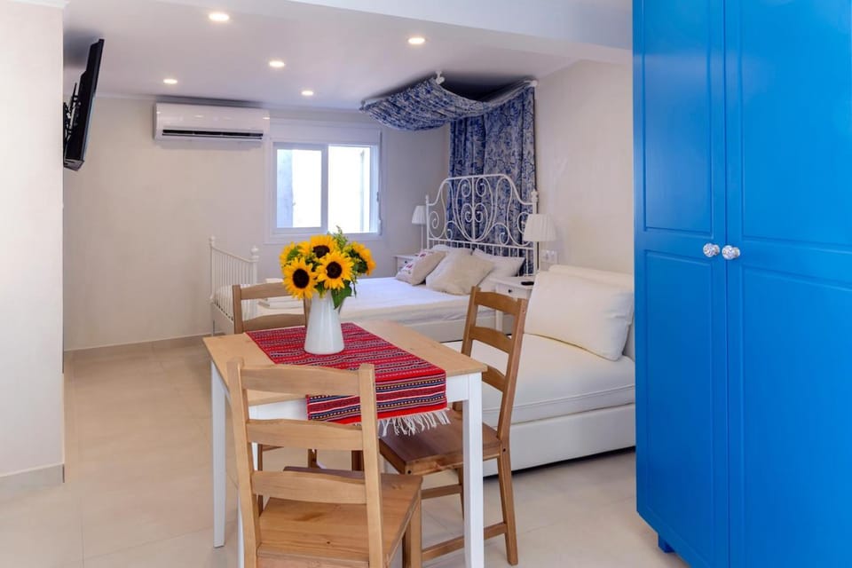TV and multimedia, Seating area, Bedroom