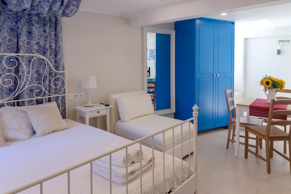 Photo of the whole room, Seating area, Bedroom