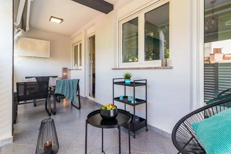 NEW large app near sea, cozy 3 Bedrooms and 2 Bathrooms Apartment in Pula