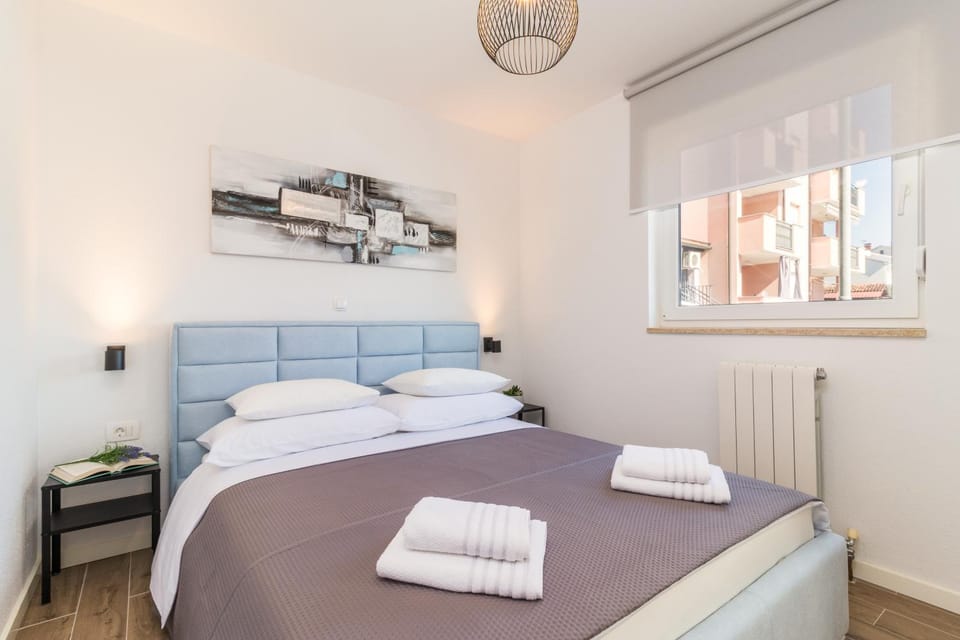 NEW large app near sea, cozy 3 Bedrooms and 2 Bathrooms Apartment in Pula