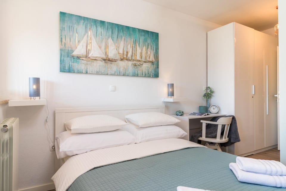 NEW large app near sea, cozy 3 Bedrooms and 2 Bathrooms Apartment in Pula