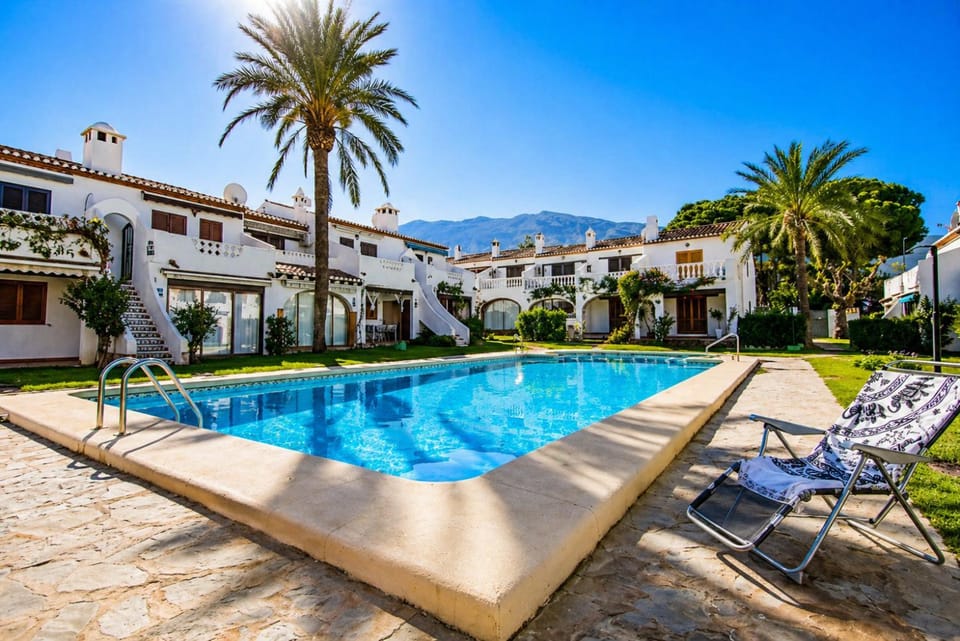 Property building, Patio, Nearby landmark, Spring, Day, Natural landscape, Garden, Garden view, Mountain view, Pool view, Swimming pool, sunbed
