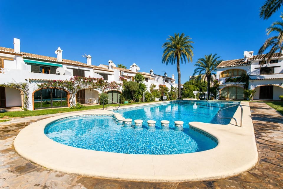 Property building, Day, Pool view, Swimming pool, sunbed