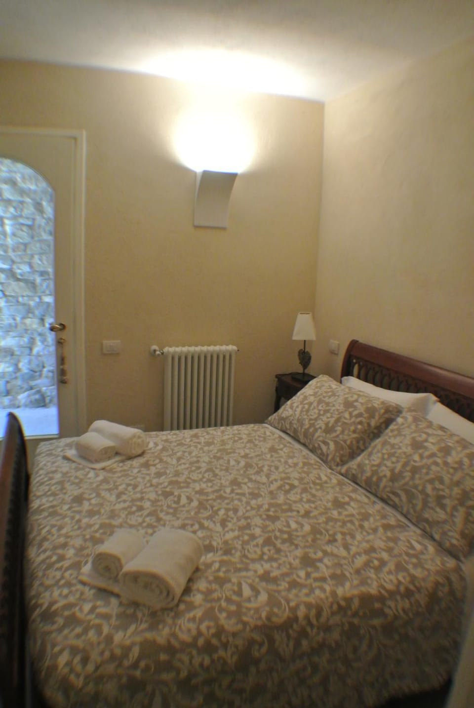 Bed, Bedroom, internet, towels