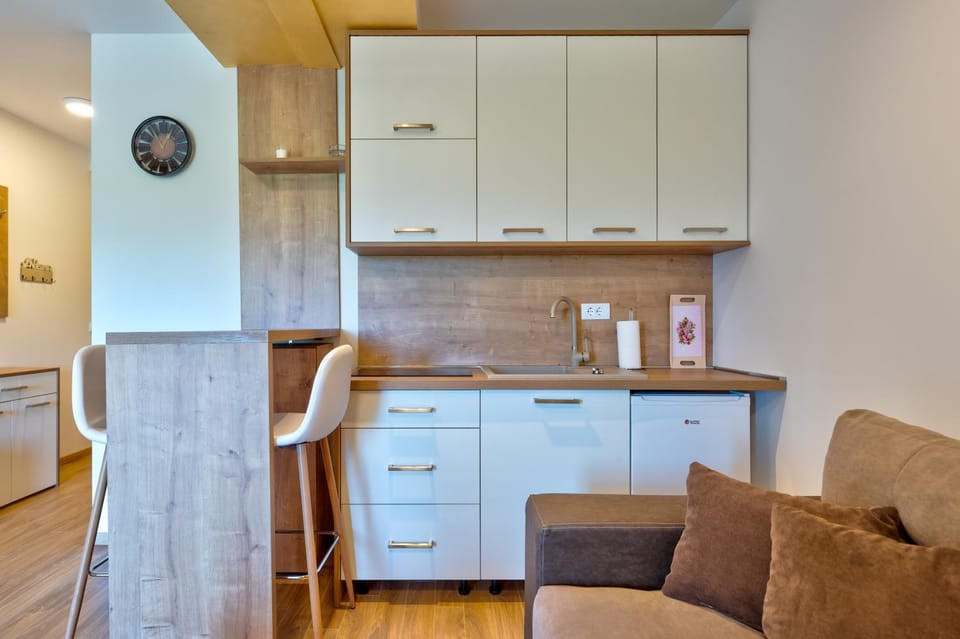 Kitchen or kitchenette, Dining area