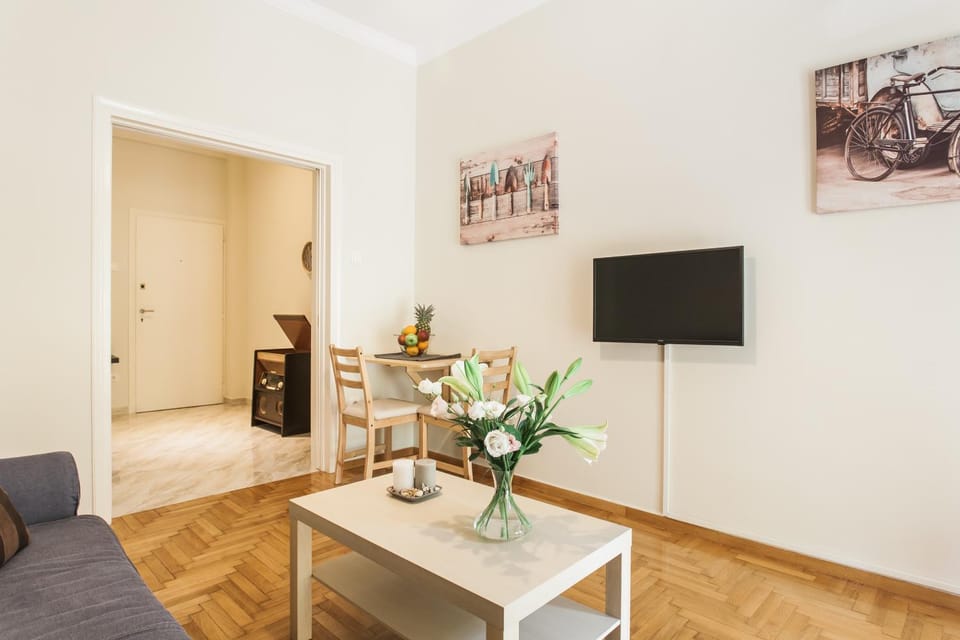 TV and multimedia, Living room, Seating area, Dining area