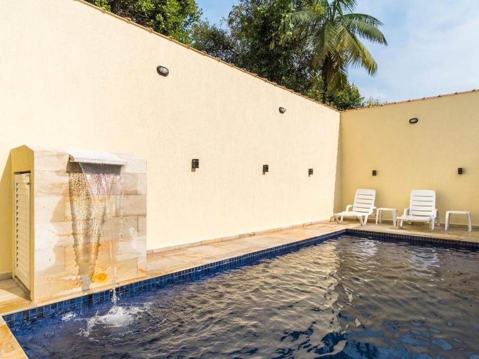 Casa ampla e arejada, com piscina e churrasqueira - 03 dormitórios House in Ubatuba