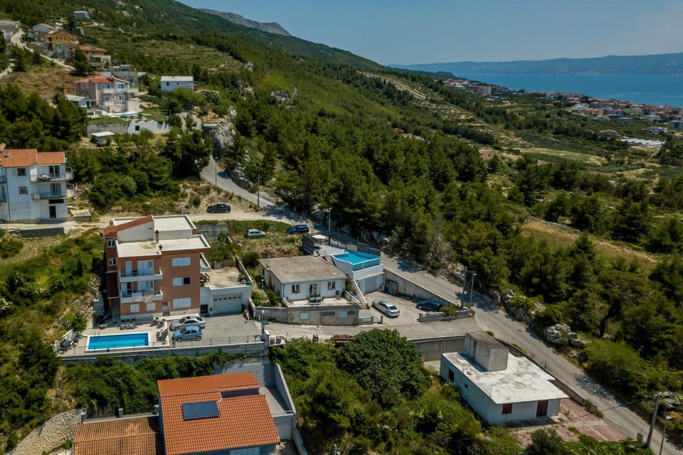 Property building, Bird's eye view, Swimming pool