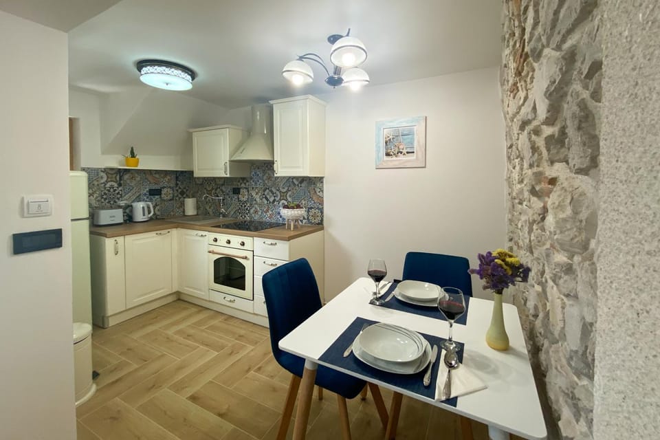 Kitchen or kitchenette, Dining area
